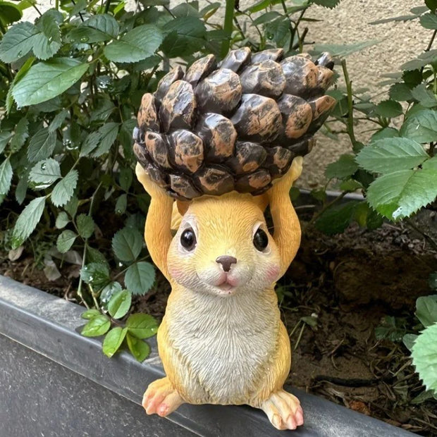 Sculpture Écureuil Décorative Avec Pomme De Pin