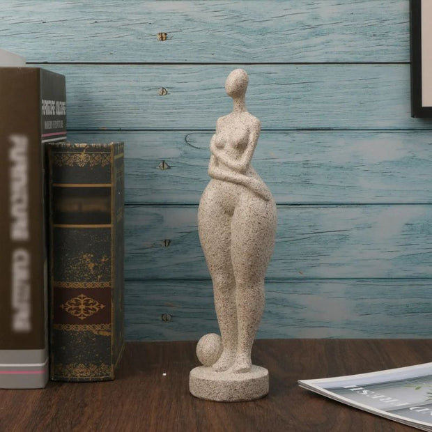 Sculpture Femme Minimaliste En Art Contemporain Avec Texture Minérale