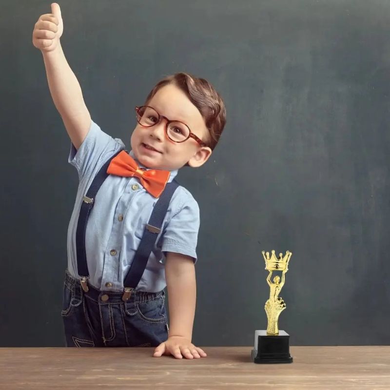 Statuette Oscar Décorative En Trophée Couronné Élégant