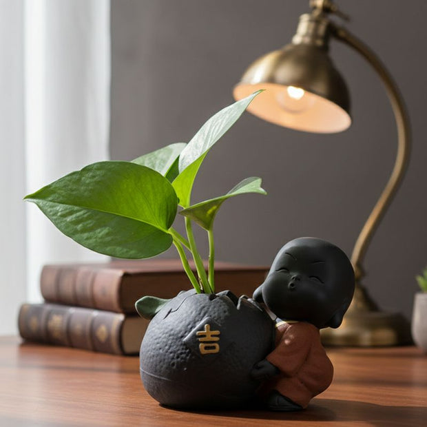 Sculpture En Argile Mini Moine Sourire Et Vase Ornemental