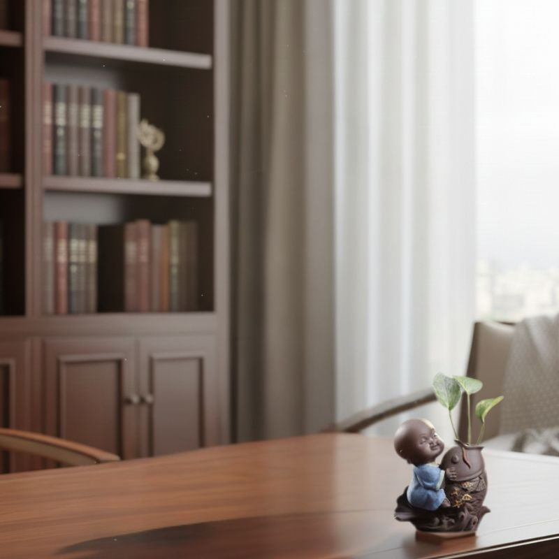 Sculpture En Argile Petit Moine Joyeux Avec Vase