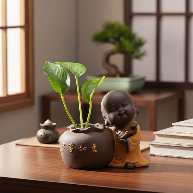 Sculpture En Argile Moine Souriant Tenant Pot Décoratif