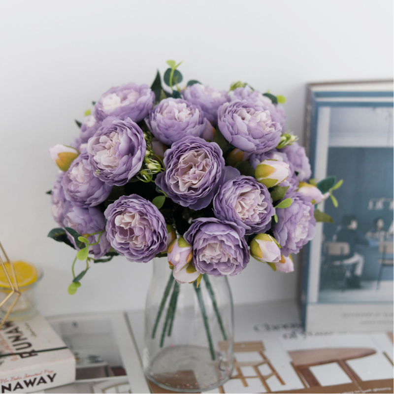 Fleur Artificielle Violet En Composition Avec Roses Réalistes