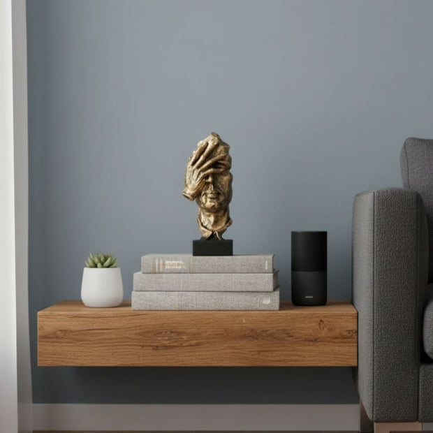 Sculpture Visage Doré Avec Main Expressive En Design Abstrait