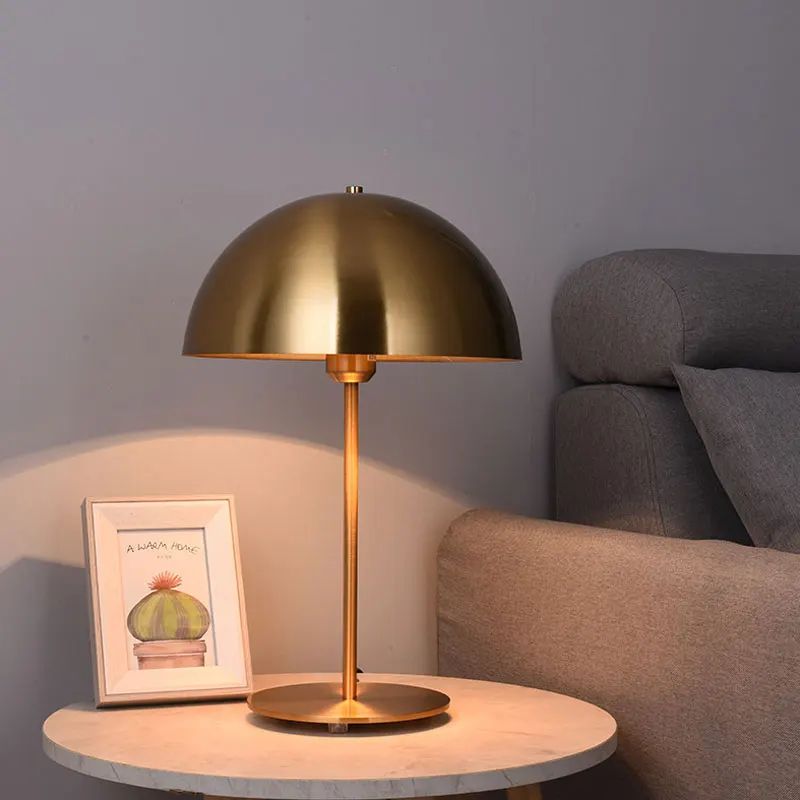 Lampe Champignon Dorée Avec Finition Métallique