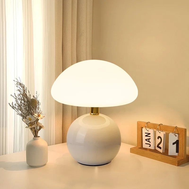 Lampe Champignon Blanc Avec Base Ronde Et Détail Doré