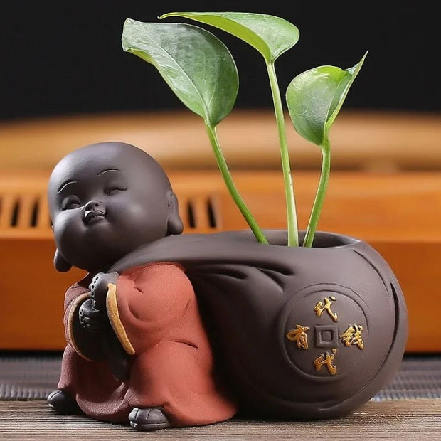 Sculpture En Argile Moine Souriant Portant Vase