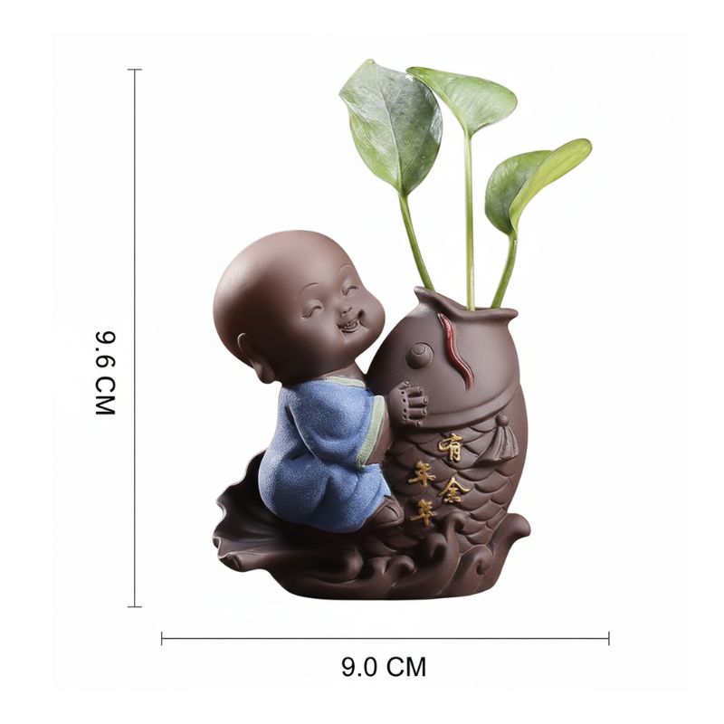 Sculpture En Argile Petit Moine Joyeux Avec Vase