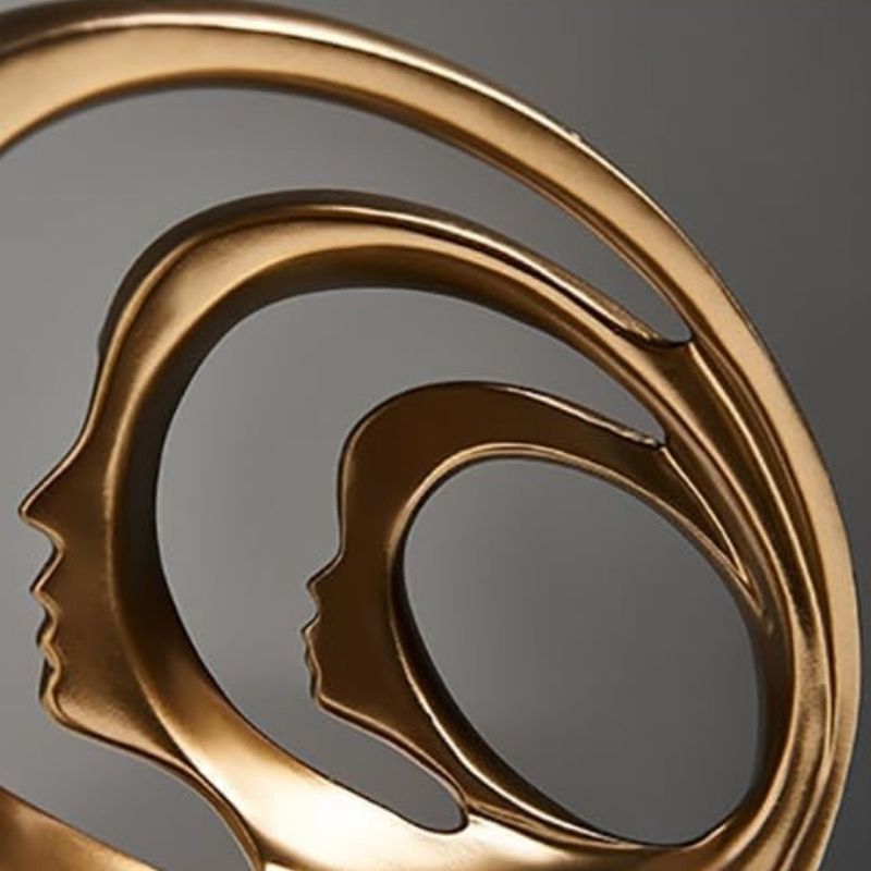 Sculpture Visage Dorée Avec Formes Multiples En Design Abstrait