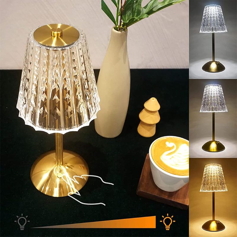 Éclairages De Table En Or Avec Design Moderne Et Raffiné