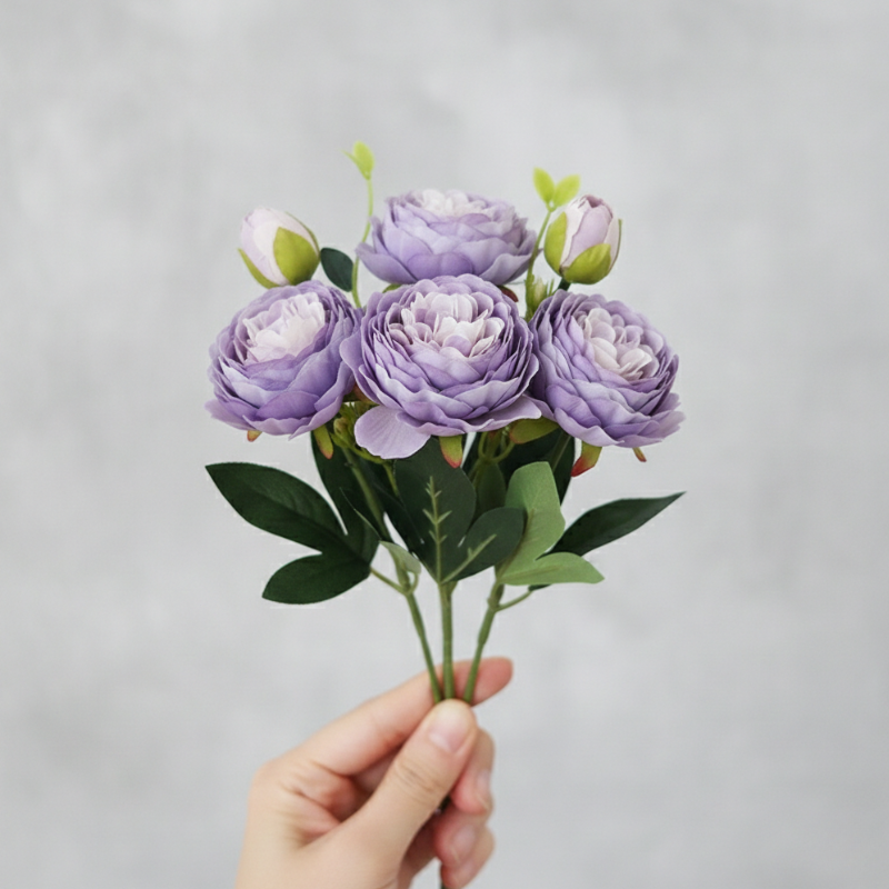 Fleur Artificielle Violet En Composition Avec Roses Réalistes