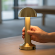 Lampe Champignon Dorée Minimaliste Avec Finition Métallique Brillante