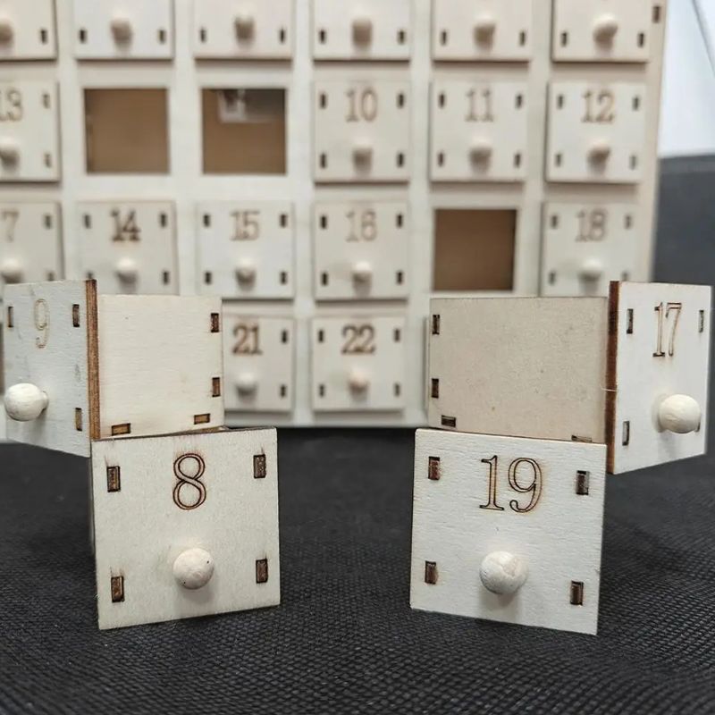 Calendrier De L’Avent Décoratif En Bois Gravé Élégant