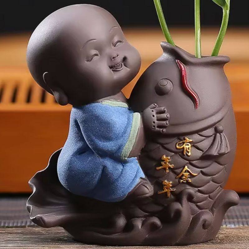 Sculpture En Argile Petit Moine Joyeux Avec Vase