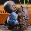 Sculpture En Argile Petit Moine Joyeux Avec Vase