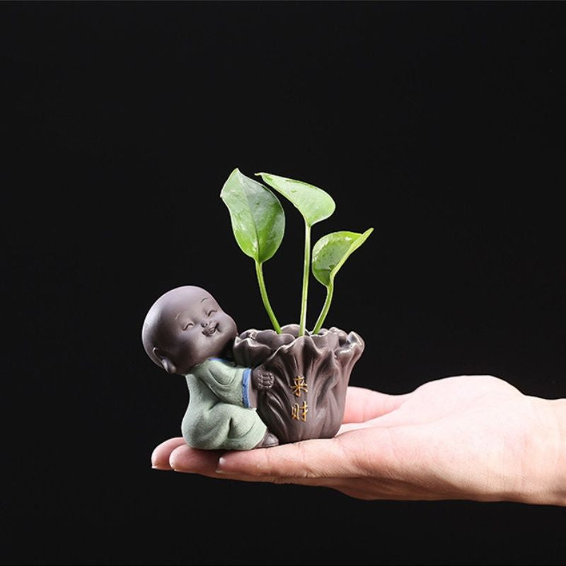Sculpture En Argile Moine Calme Avec Vase Naturel