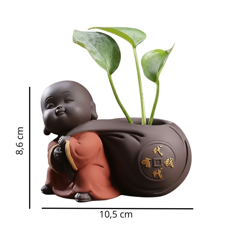 Sculpture En Argile Moine Souriant Portant Vase