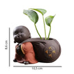 Sculpture En Argile Moine Souriant Portant Vase