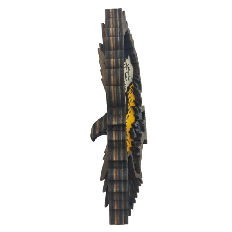 Sculpture En Bois Aigle En Vol Avec Paysage Montagne Et Lune