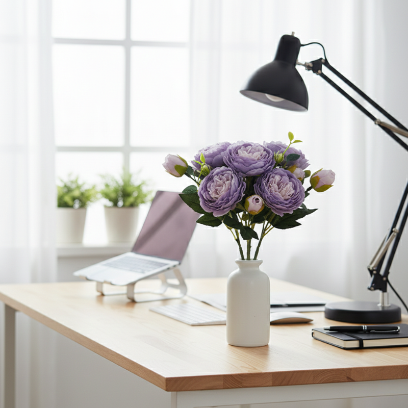 Fleur Artificielle Violet En Composition Avec Roses Réalistes