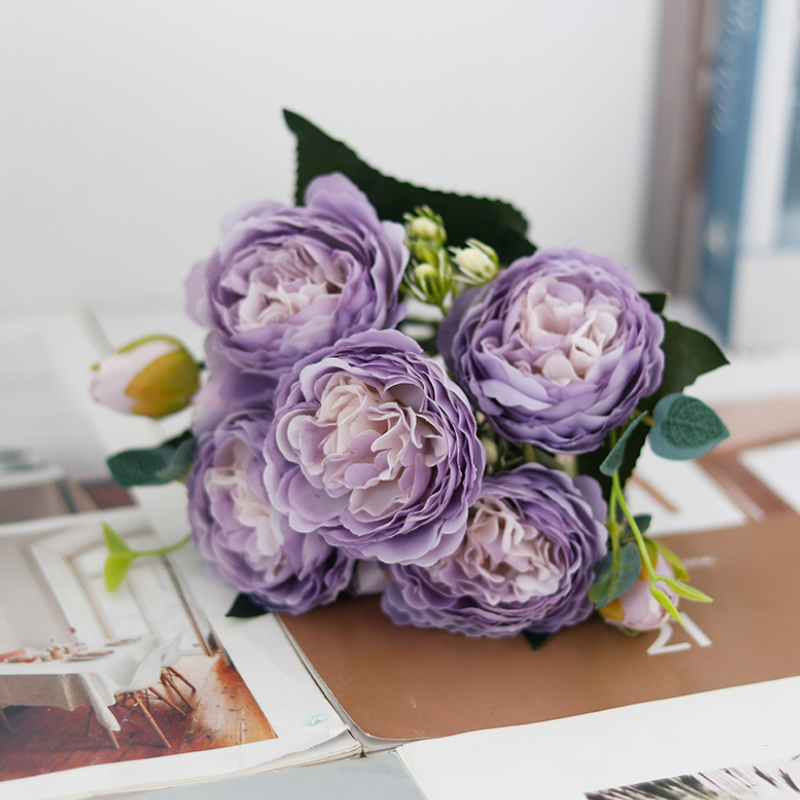 Fleur Artificielle Violet En Composition Avec Roses Réalistes