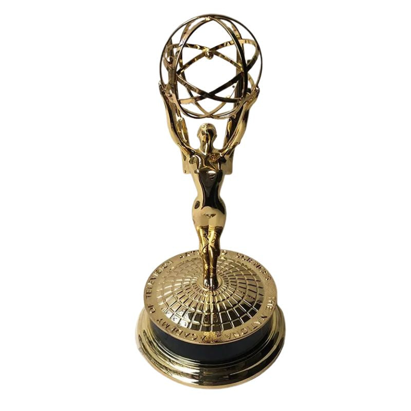 Statuette Oscar Dorée Avec Globe Stylisé Et Base Élégante