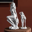 Sculpture Venus Assise Avec Silhouette Sensuelle