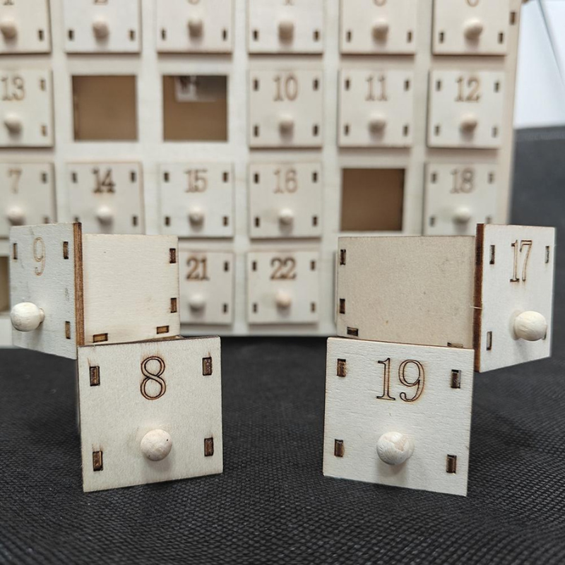 Calendrier De L’Avent Décoratif En Forme De Maison De Noël