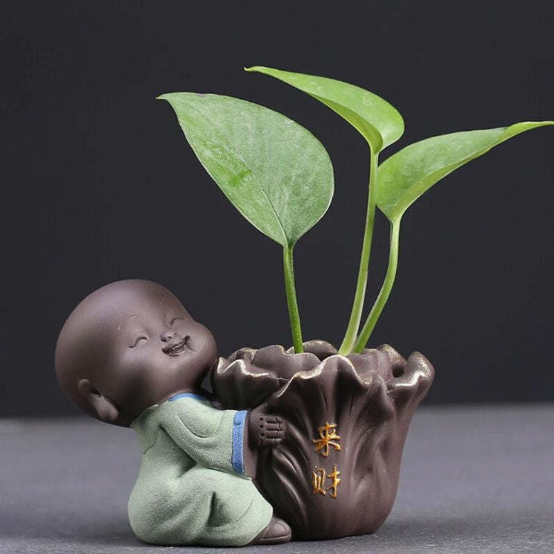 Sculpture En Argile Moine Calme Avec Vase Naturel