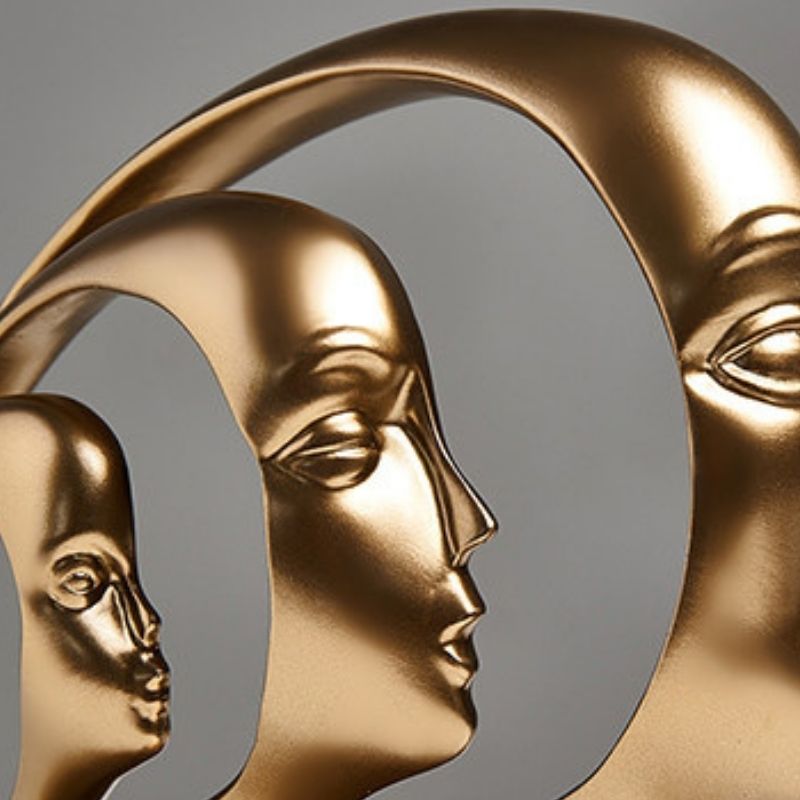 Sculpture Visage Dorée Avec Formes Multiples En Design Abstrait