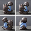 Sculpture En Argile Petit Moine Joyeux Avec Vase