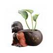 Sculpture En Argile Moine Souriant Portant Vase