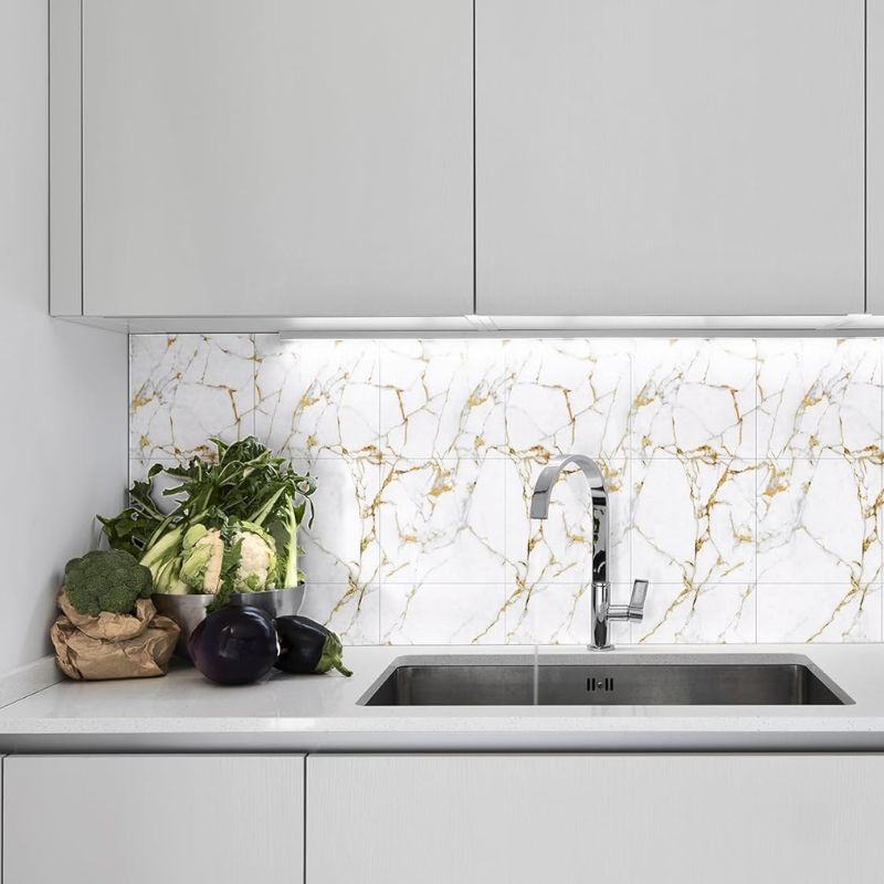 Panneau Mural PVC Avec Effet Marbre Blanc Et Veinage Doré