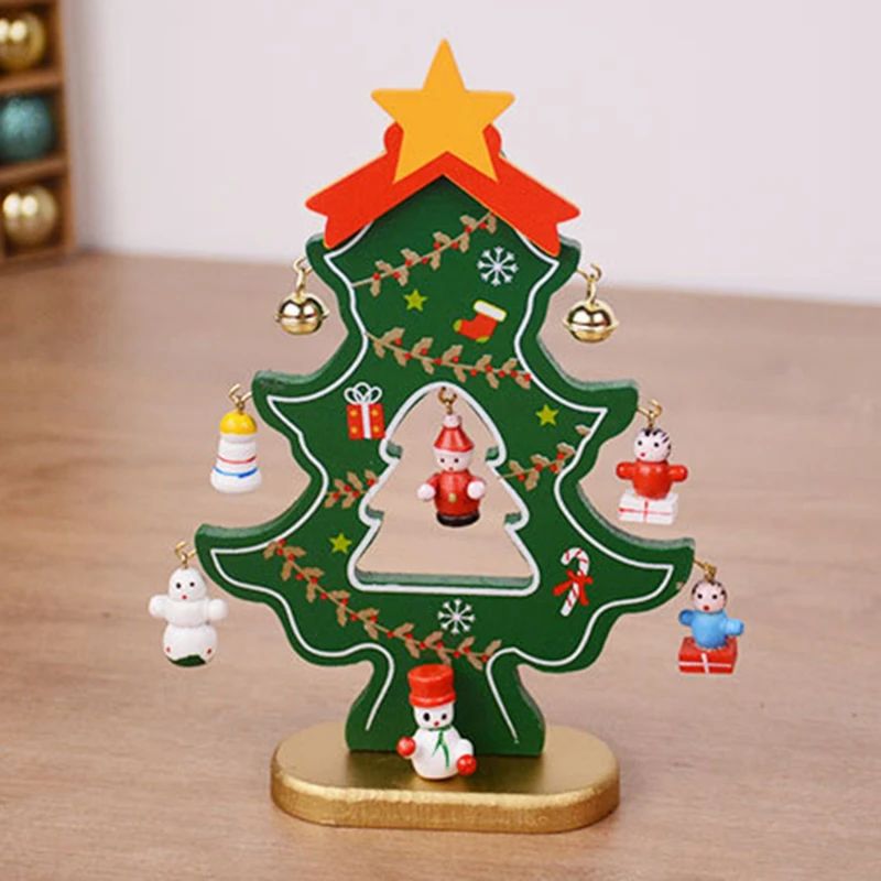 Sapin En Bois Vert Avec Étoile Et Petits Personnages De Noël