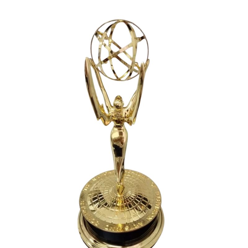 Statuette Oscar Dorée Avec Globe Stylisé Et Base Élégante