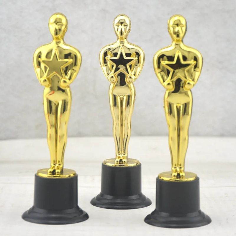 Statuette Oscar Dorée Avec Étoile De Récompense Élégante