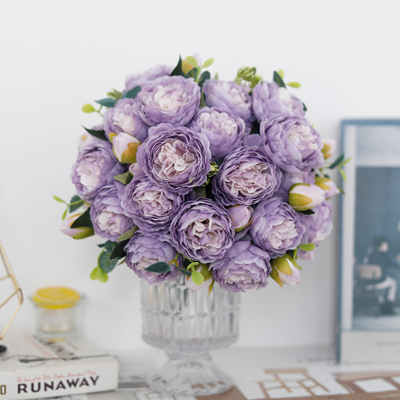 Fleur Artificielle Violet En Composition Avec Roses Réalistes