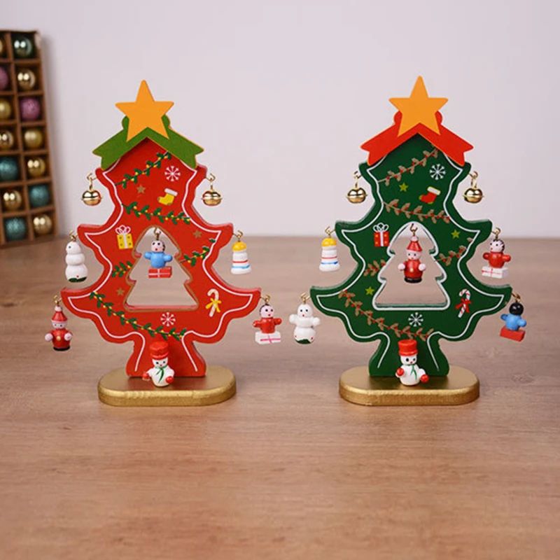 Sapin En Bois Vert Avec Étoile Et Petits Personnages De Noël