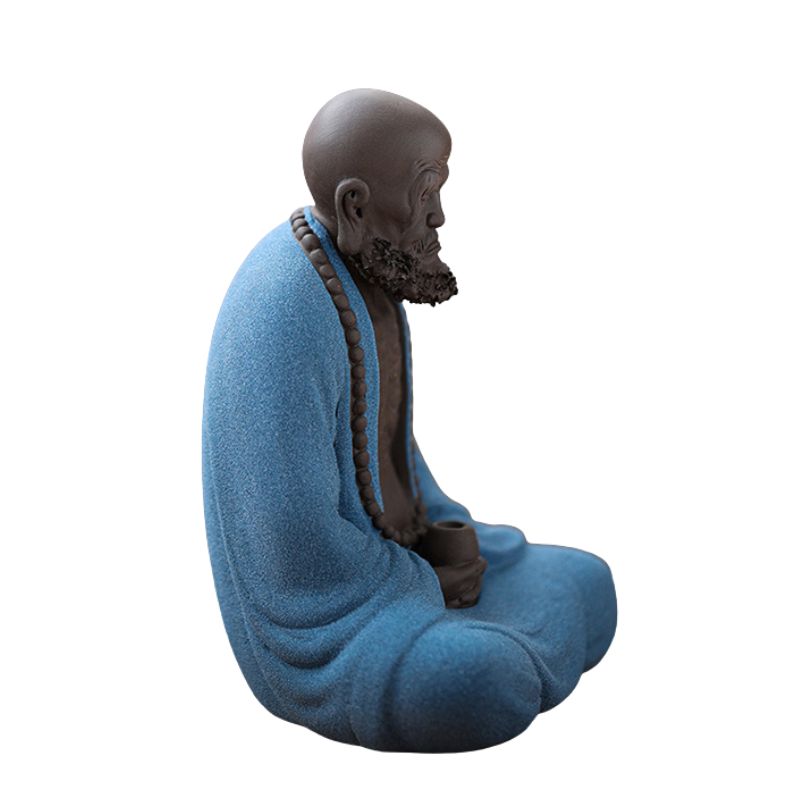 Sculpture En Argile Bouddha Zen Assis En Méditation Avec Chapelet