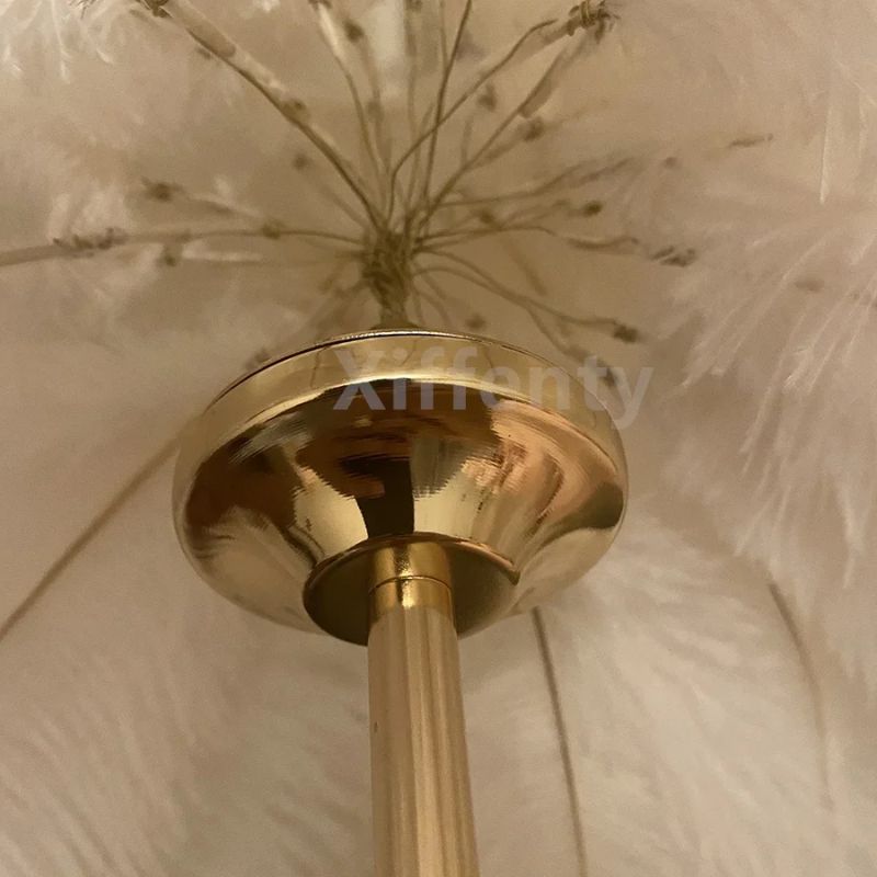Éclairages De Table À Plumes Avec Pied Doré Élégant