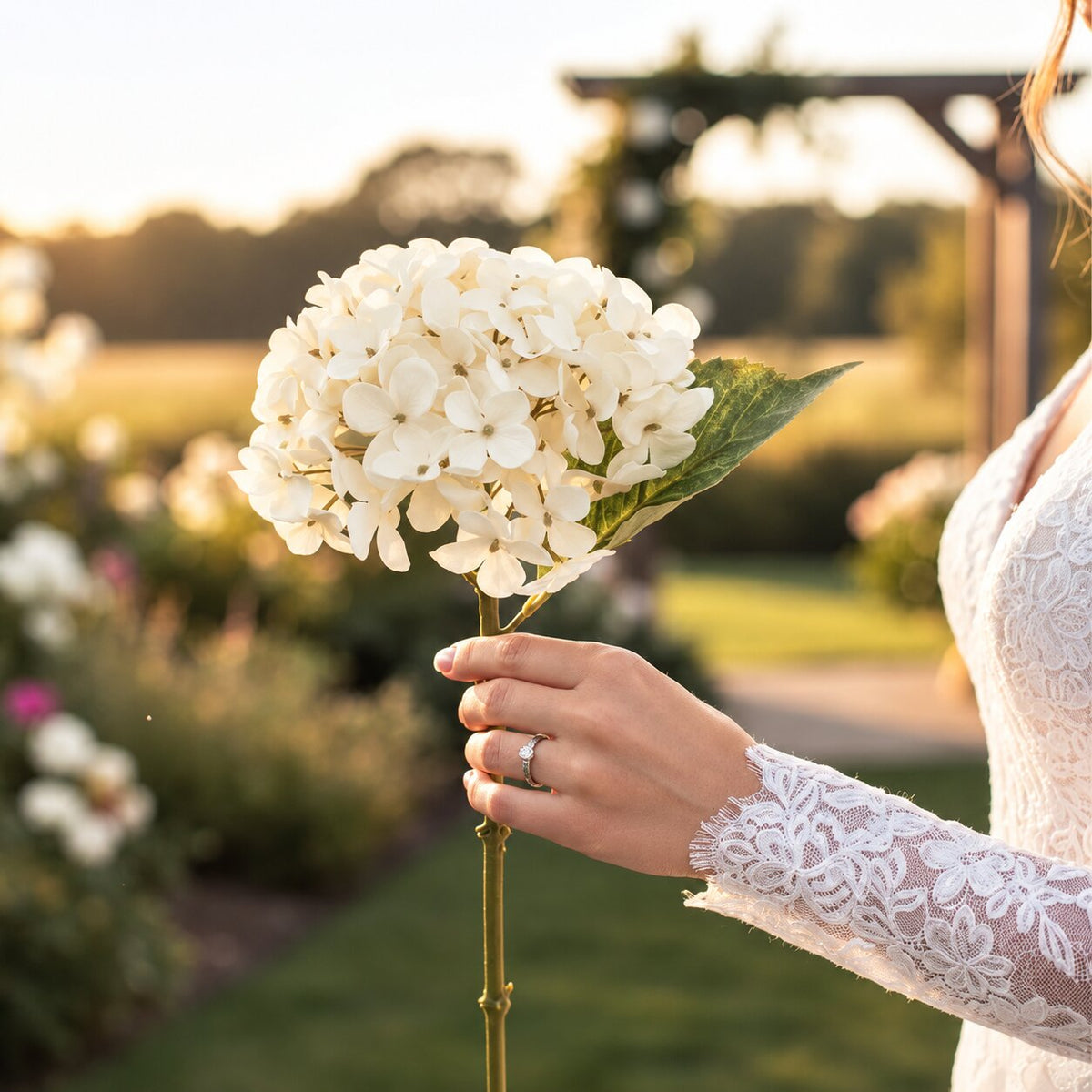 Fleur Artificielle Beige En Tissu Avec Rendu Naturel Et Élégant