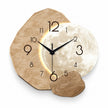 Horloge Murale en Bois au Design Lunaire