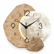 Horloge Murale en Bois au Design Lunaire