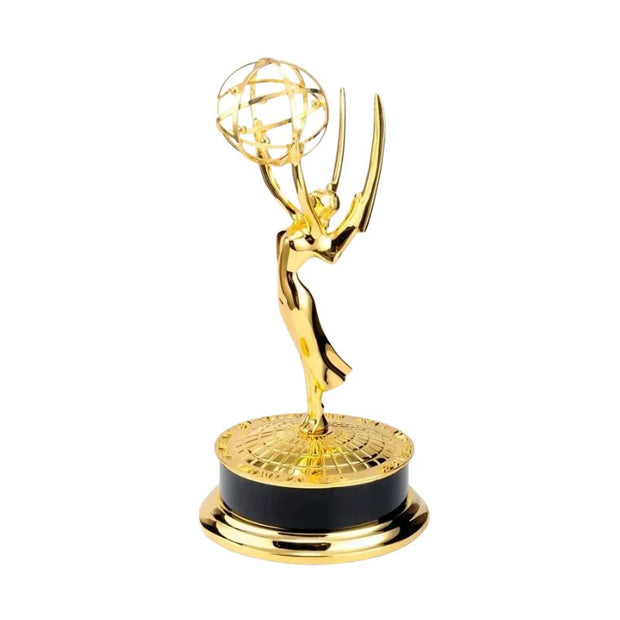 Statuette Oscar Dorée Avec Globe Stylisé Et Base Élégante