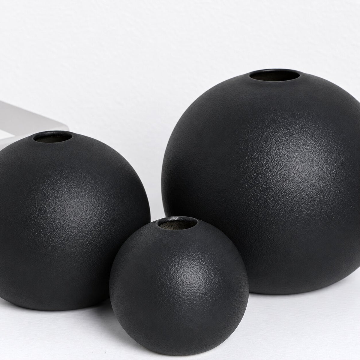 Vase Rond Noir en Céramique pour Fleurs Artificielles