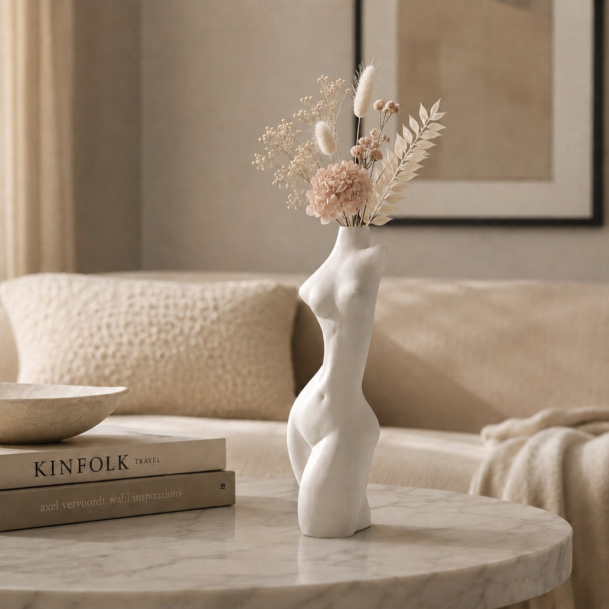 Vase Buste Femme Design Blanc pour Fleurs avec silhouette féminine sculptée, finition mate et bouquet de fleurs séchées pour une décoration intérieure moderne et élégante.