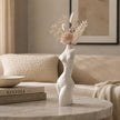 Vase Buste Femme Design Blanc pour Fleurs avec silhouette féminine sculptée, finition mate et bouquet de fleurs séchées pour une décoration intérieure moderne et élégante.