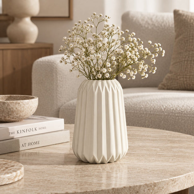 Vase Céramique Décoratif pour Fleurs Séchées blanc avec relief plissé, finition mate et bouquet de petites fleurs blanches pour une décoration intérieure moderne et élégante.