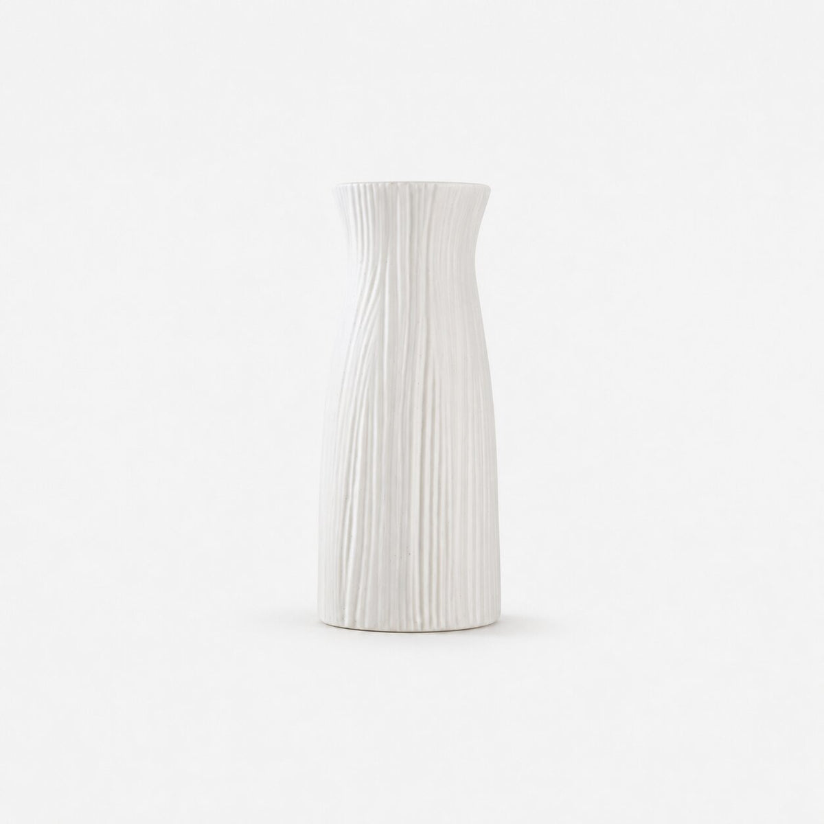 Vase Décoration en Plastique Blanc avec forme élancée, relief vertical texturé et finition mate pour une décoration intérieure moderne et minimaliste.