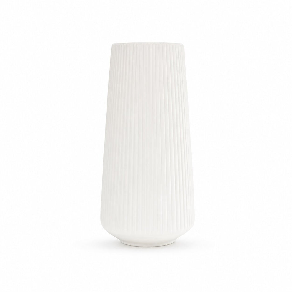 Vase XXL en Plastique pour Fleurs blanc avec forme haute et élancée, surface rainurée et design minimaliste pour une décoration intérieure moderne.